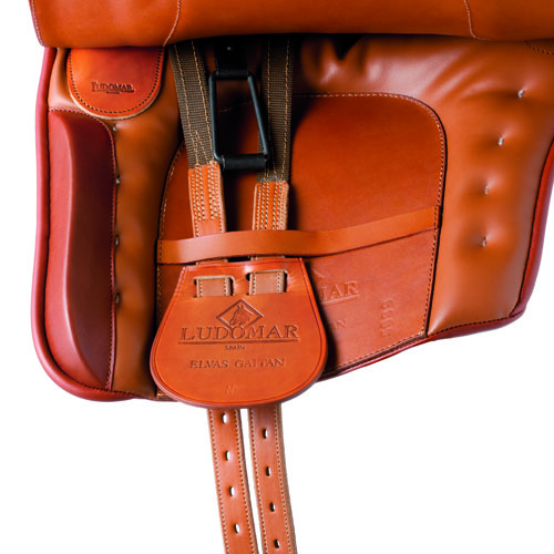 Sela de equitação em couro castanho com inscrição LUIDOMAR SPAIN