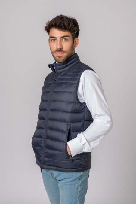 Colete acolchoado azul escuro masculino com camisa branca e calças de ganga