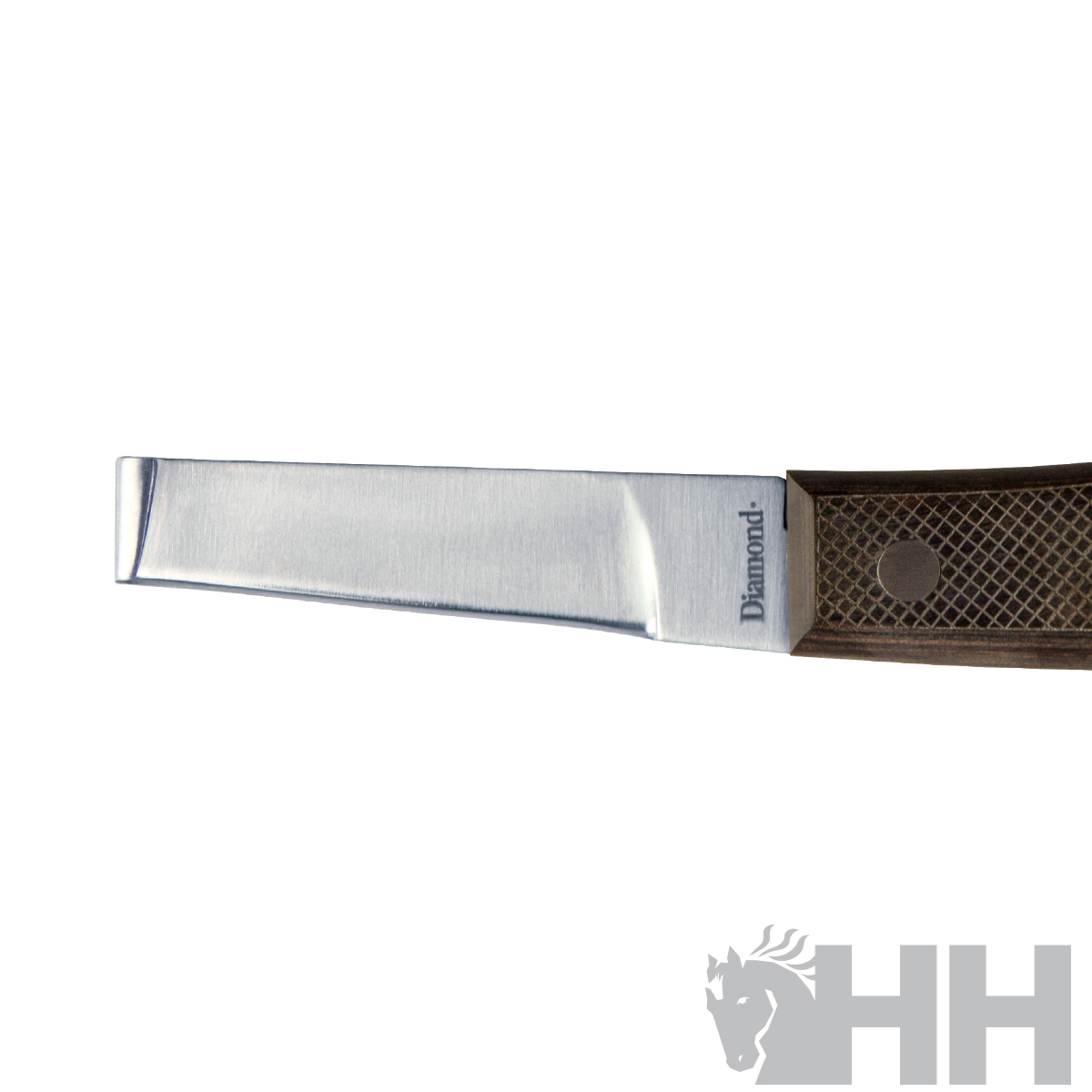 Ferramenta metálica prateada com pega castanha texturizada