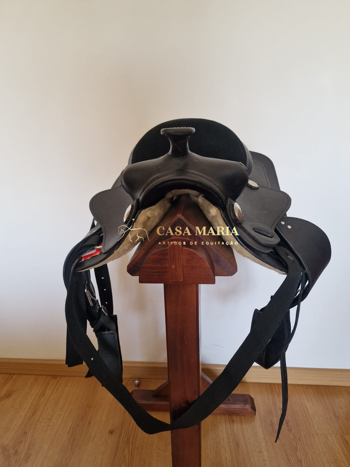 Sela de equitação preta em pele com correias e forro de pelo