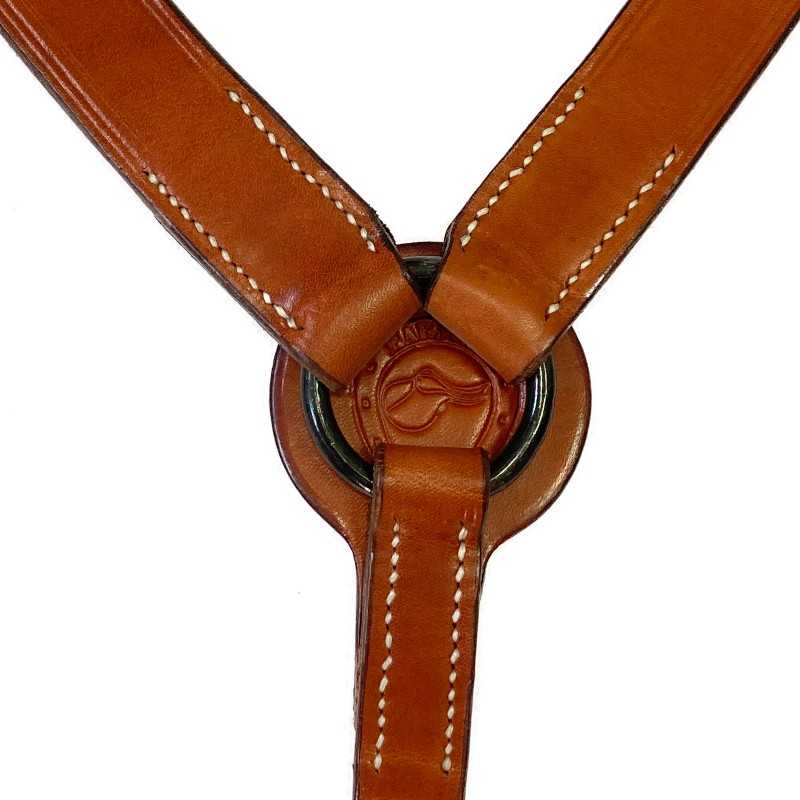 Correias de couro castanho claro unidas num anel circular em couro castanho escuro