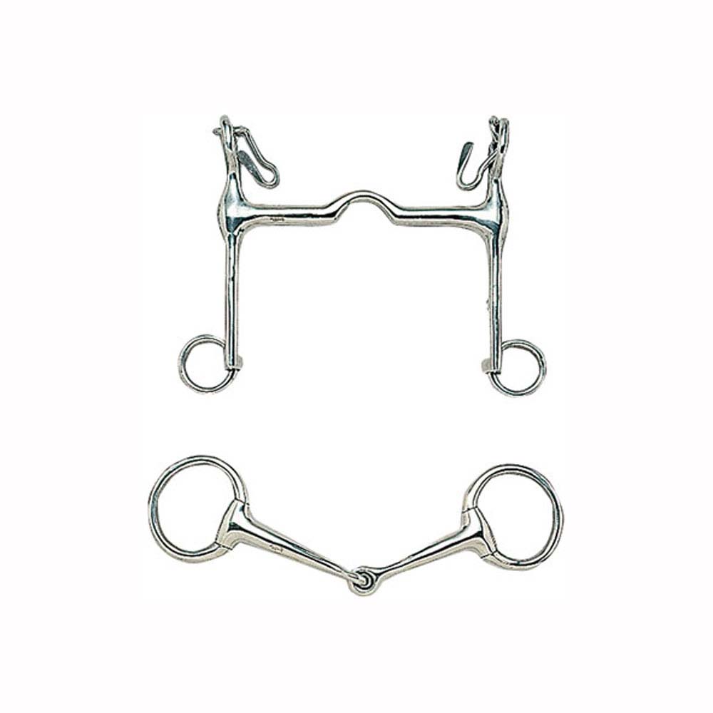 Dois freios de equitação metálicos prateados sobre fundo branco