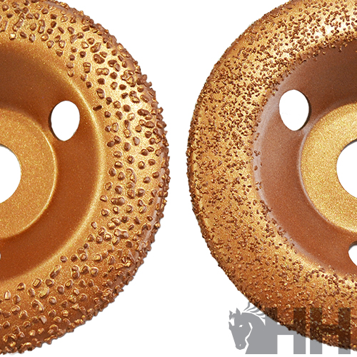 Discos abrasivos dourados circulares com orifícios e textura rugosa