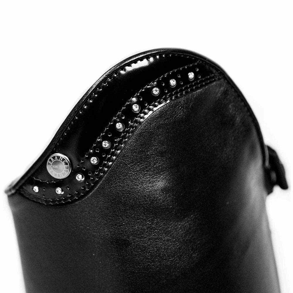 Bota preta em couro com acabamento brilhante e detalhes em cristais.