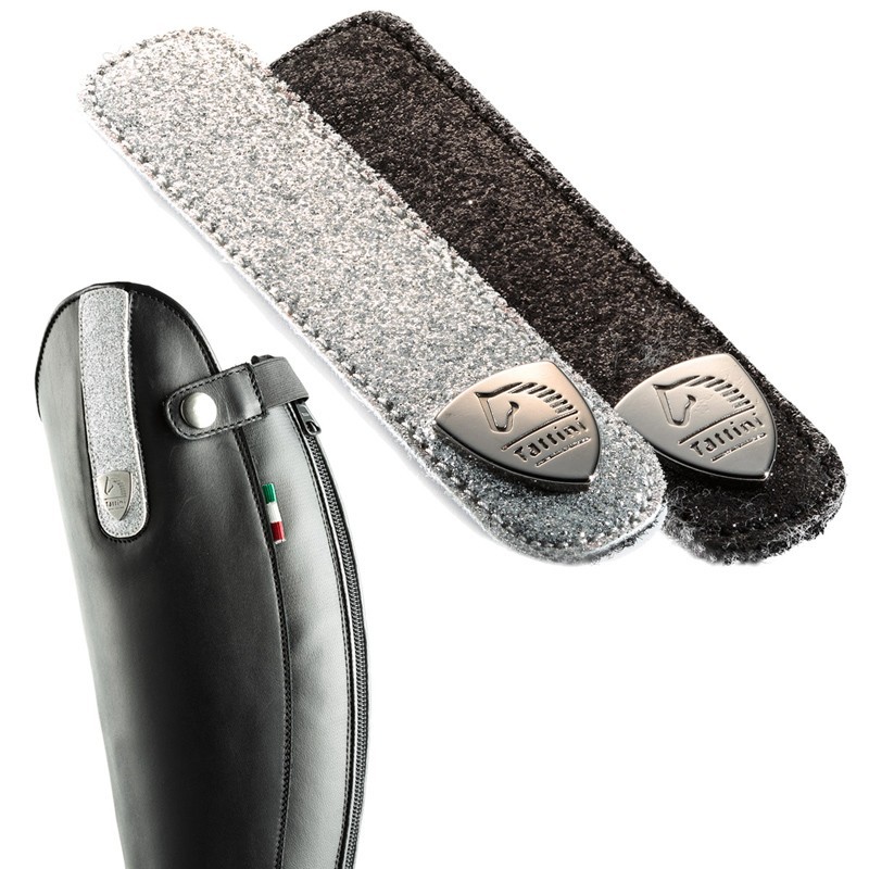 Protetores de botas Tattini prateado e preto junto a uma bota de couro preta com zíper.