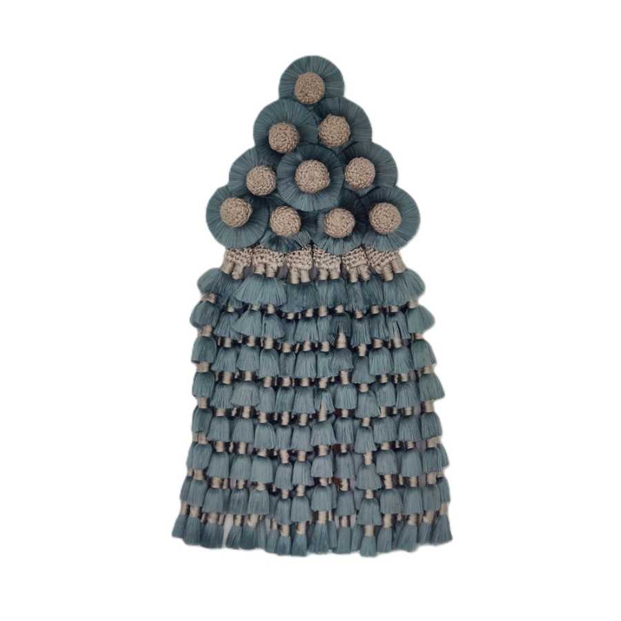 Adorno decorativo em tecido com pompons e franjas
