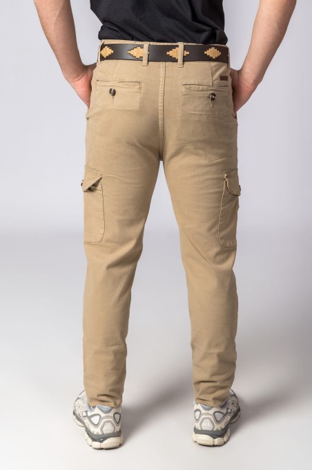 Vista traseira de calças cargo bege, cinto castanho e sapatilhas cinza e brancas