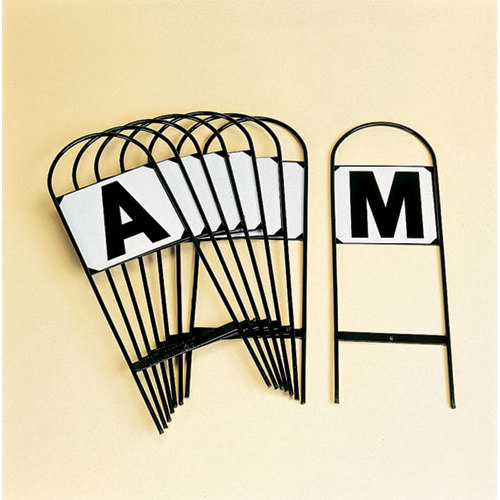 Marcadores de estacas de jardim em metal preto com etiquetas brancas e letras 'A' e 'M'.