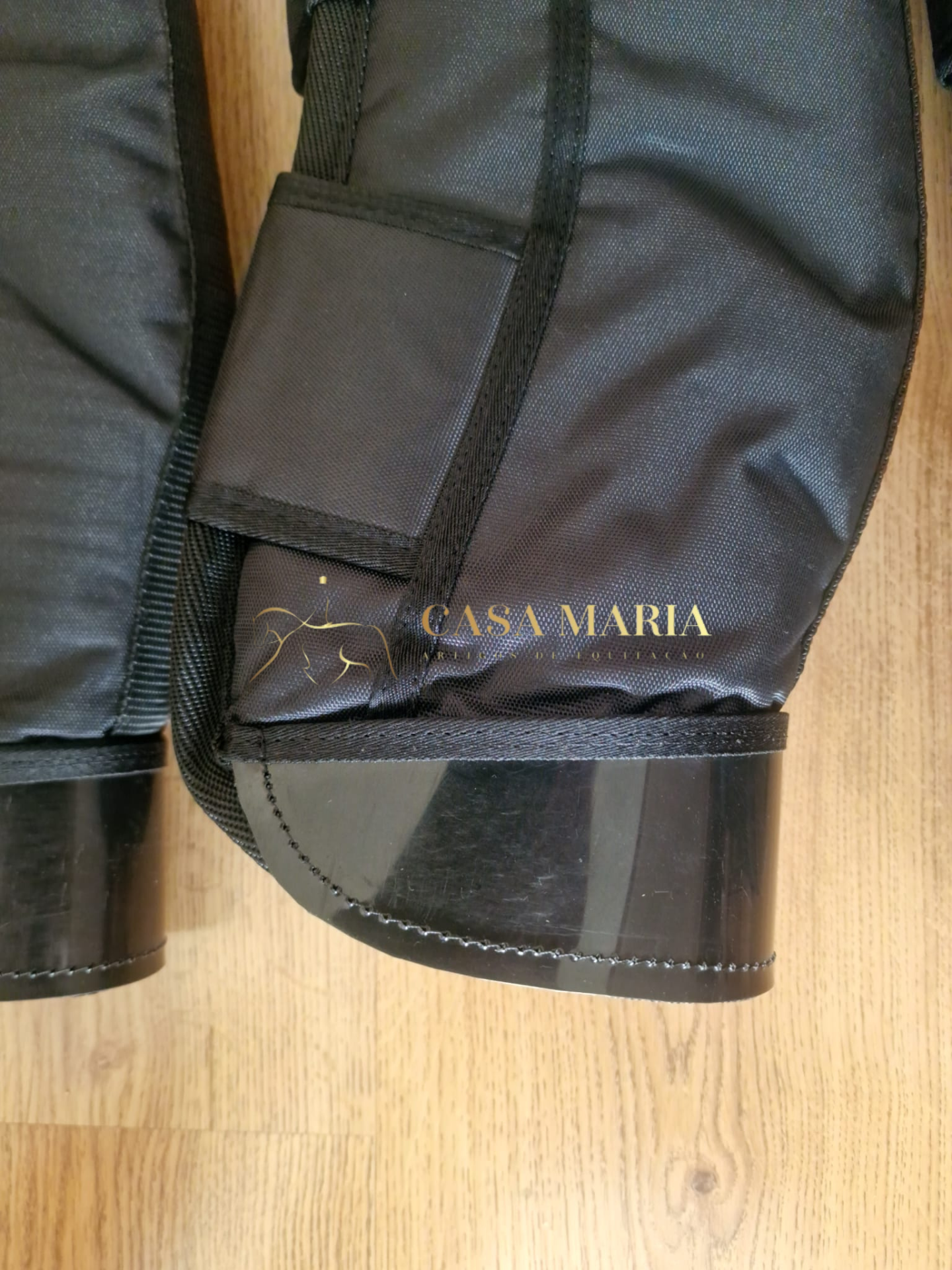 Luvas de proteção pretas com punhos plásticos e fecho velcro