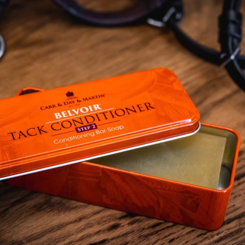 Sabonete condicionador Belvoir Tack Conditioner em lata metálica laranja aberta sobre madeira