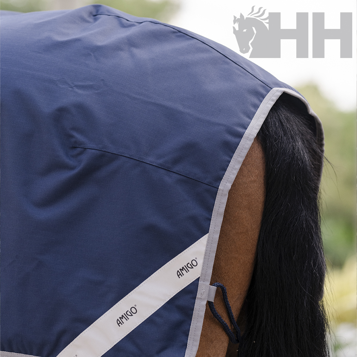 Cobertura azul escura para cavalo com faixa branca e texto AMIGO®