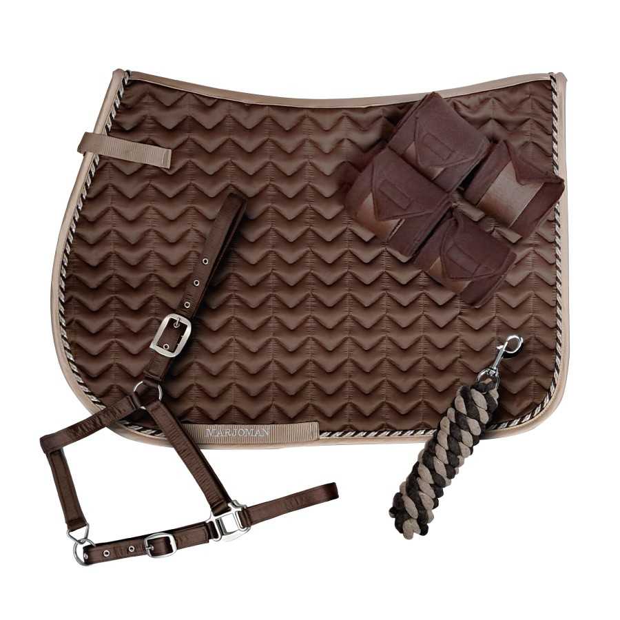 Conjunto de equipamento equestre castanho com manta acolchoada, cabresto, ligaduras e corda com mosquetão