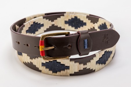Cinto de tecido trançado azul e bege com fivela e detalhes em pele castanha.