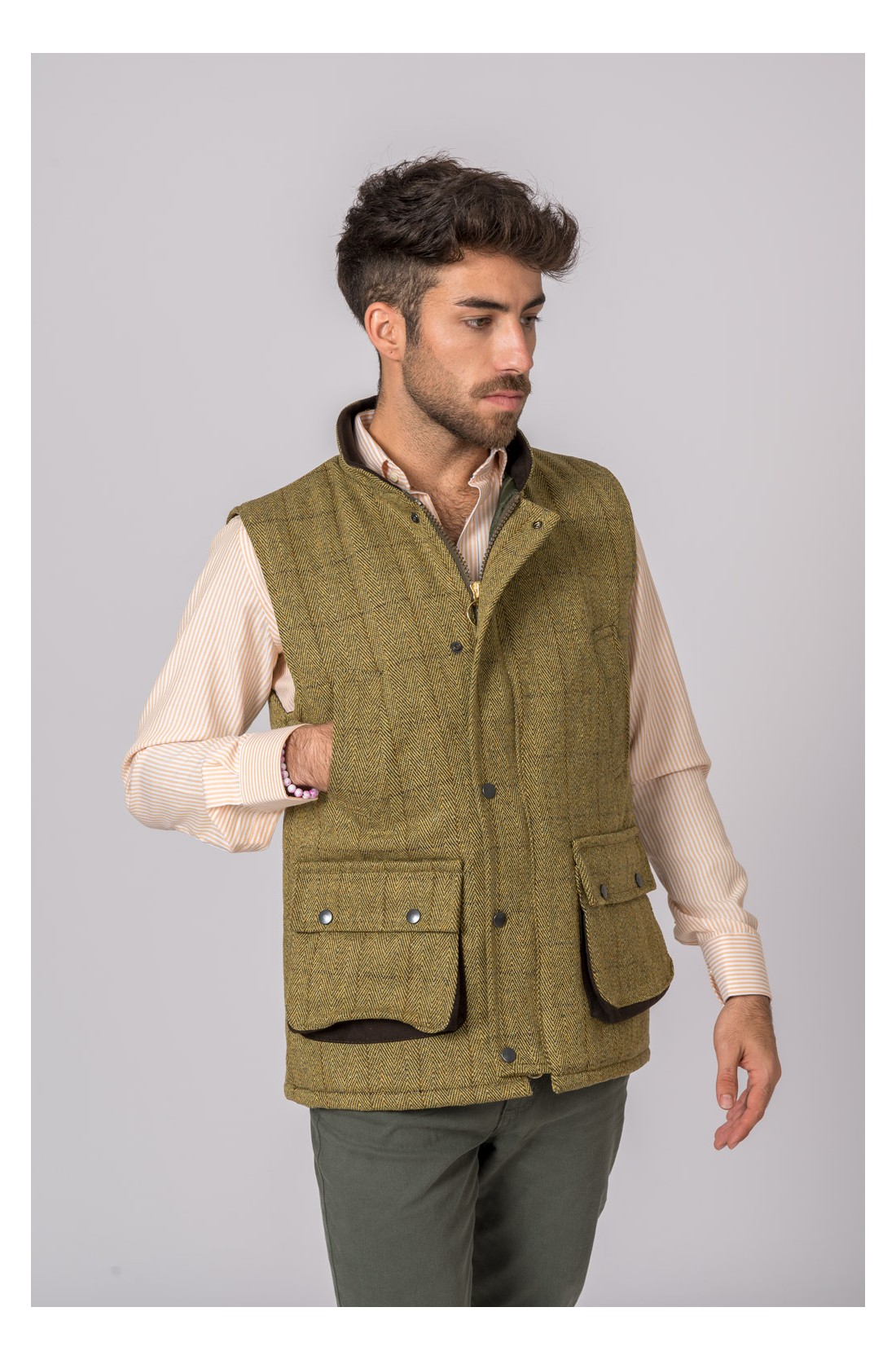 Coletes sem mangas verde com padrão risca de giz e bolsos grandes em modelo masculino