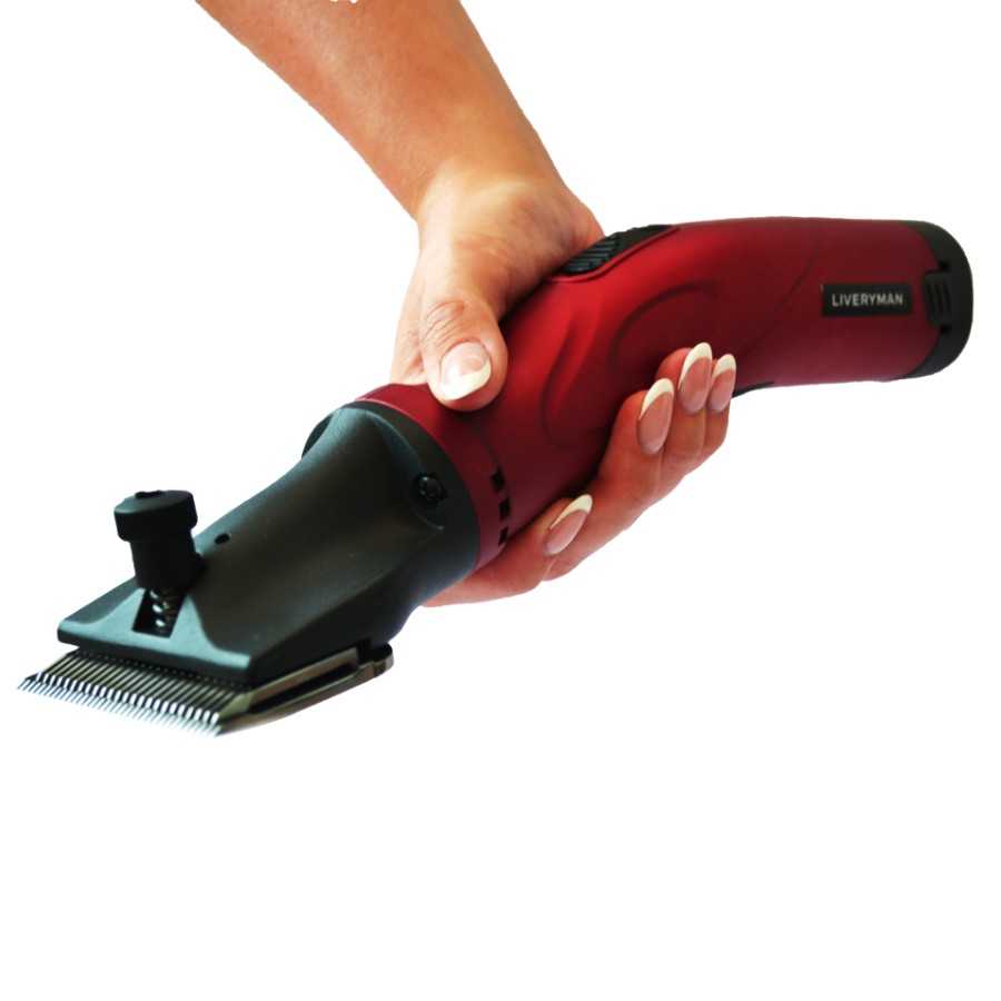 Máquina de tosquia LIVERRMAN vermelha e preta segurada na mão