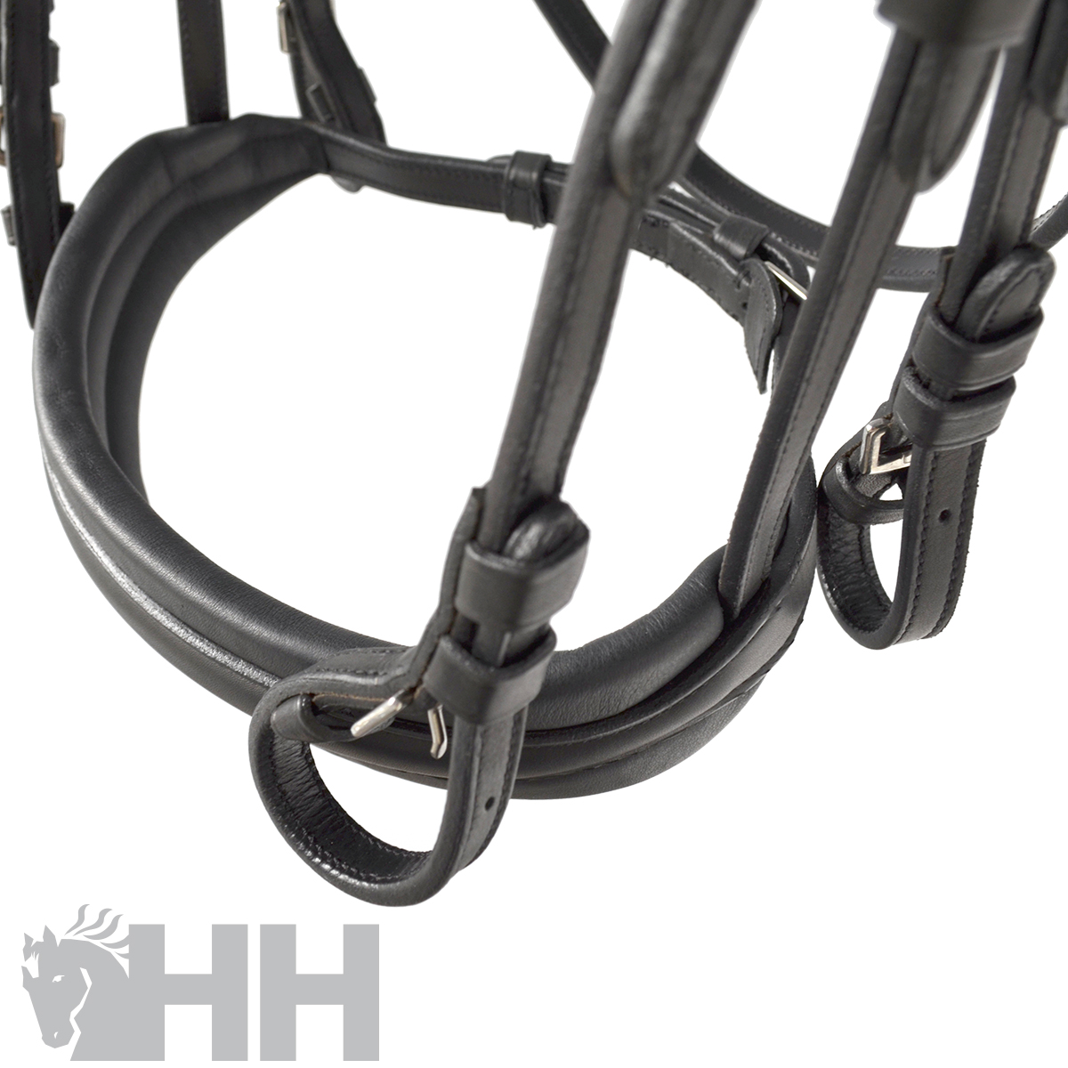 Cabresto de cavalo em couro preto com fivelas metálicas prateadas.