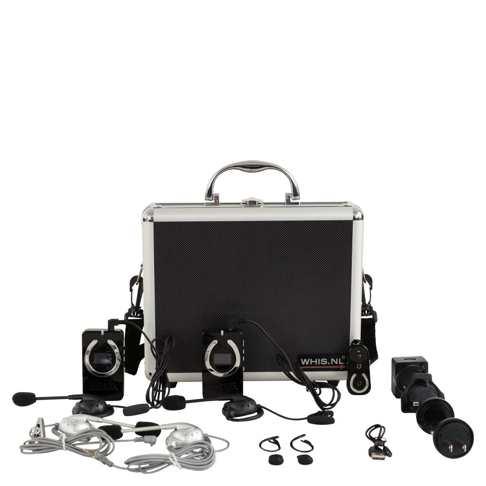 Conjunto de equipamento de áudio com mala preta e prata e microfones