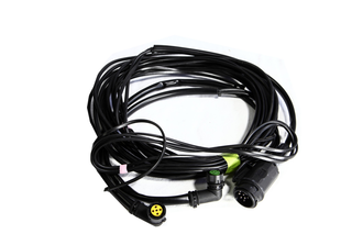 Cabo elétrico preto com conectores circulares preto numa superfície branca