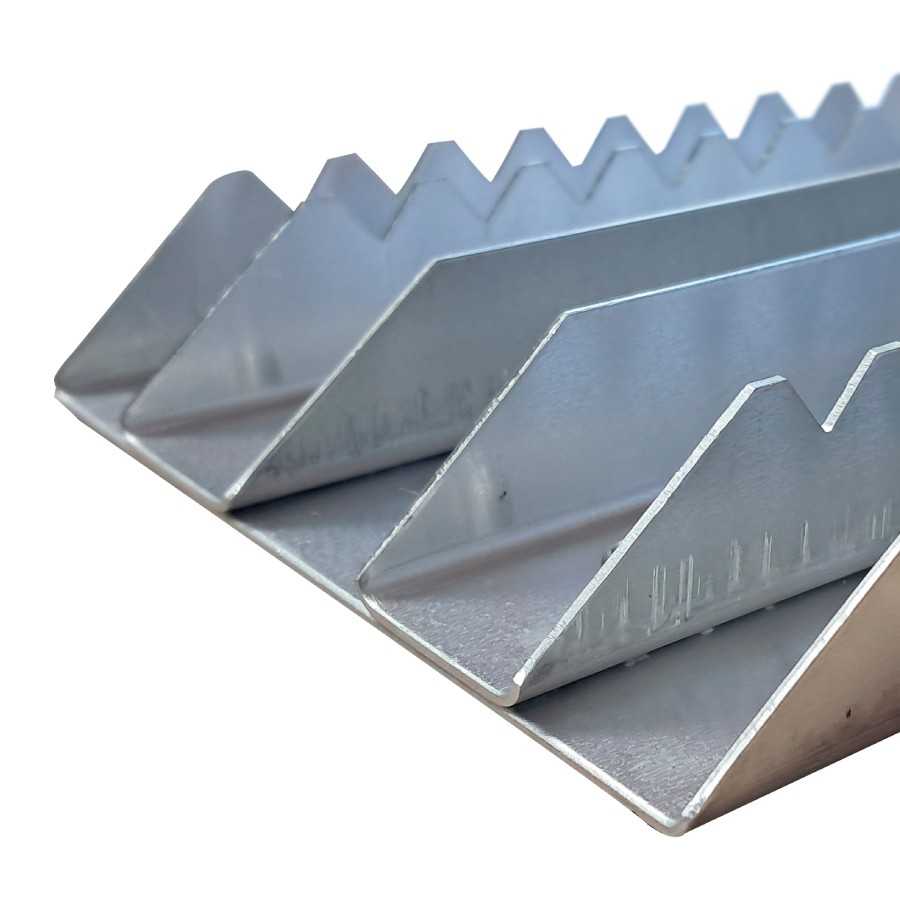 Suporte metálico prateado com ranhuras triangulares sobre fundo branco