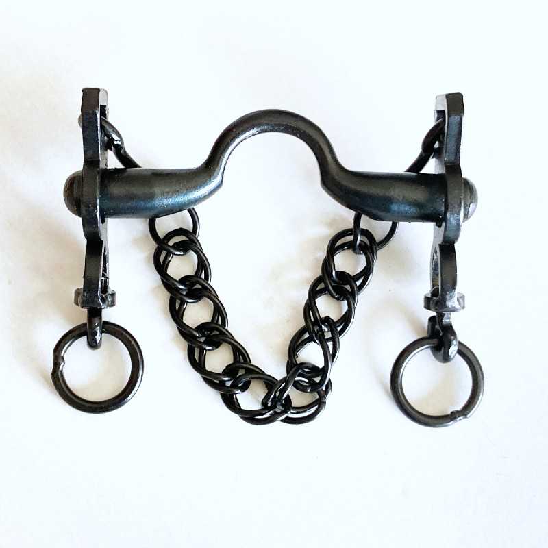 Freio metálico preto com corrente preta sobre fundo branco