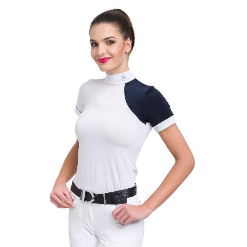 Mulher a usar camisola desportiva branca com manga preta e gola branca, cinto preto e calças brancas.