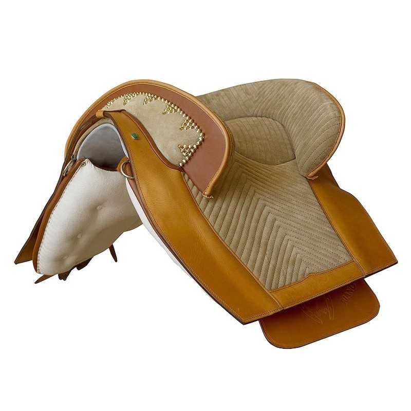 Sela de cavalo castanha e bege com acolchoamento texturizado e detalhes em couro