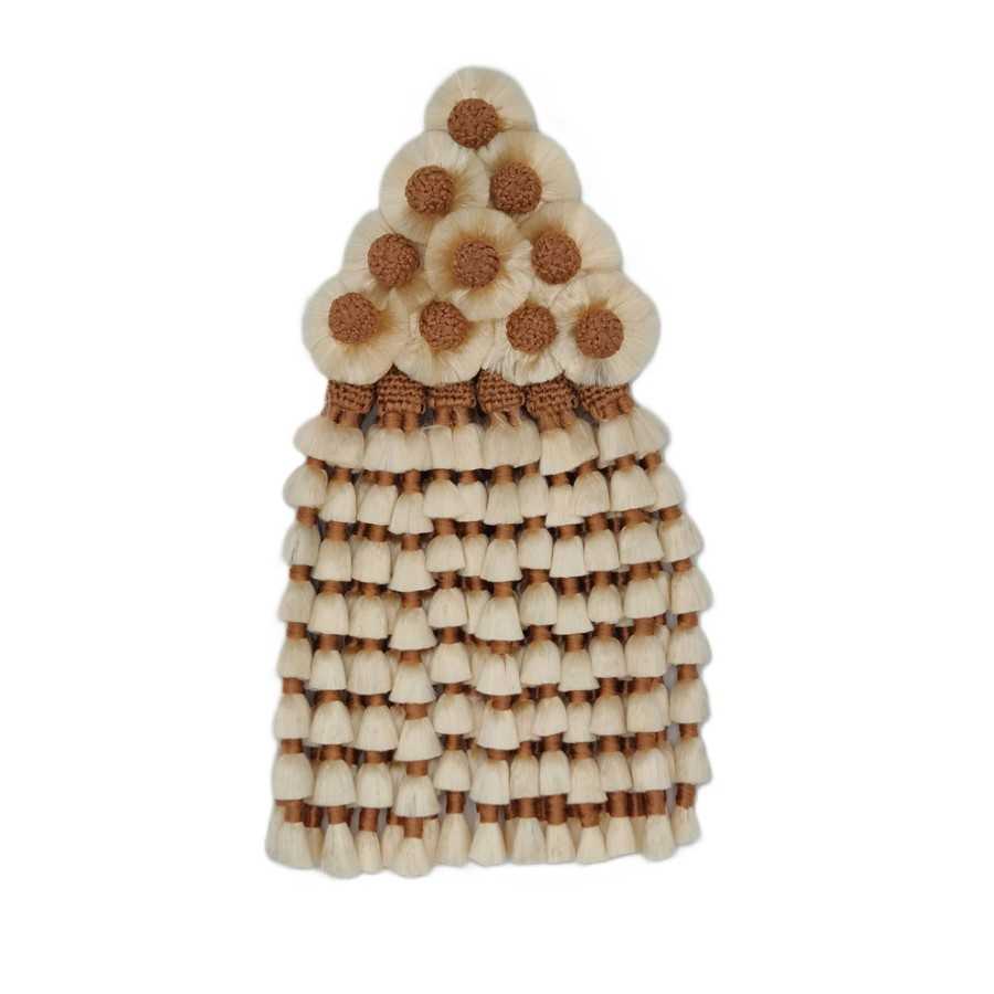 Trilho decorativo com pompons creme e castanhos