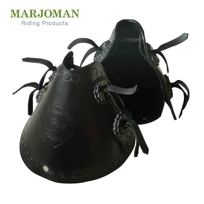 Protetores de cascos em couro preto com marca MARJOMAN e cadarços