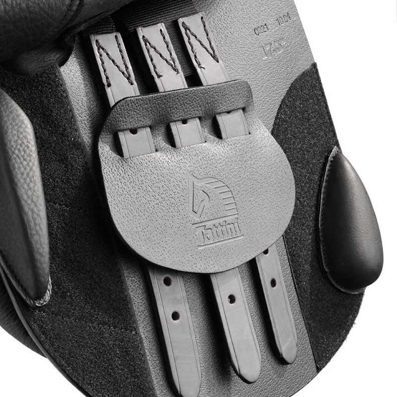 Detalhe da parte interna de uma bota preta e cinza com fivelas e logotipo TATTINI