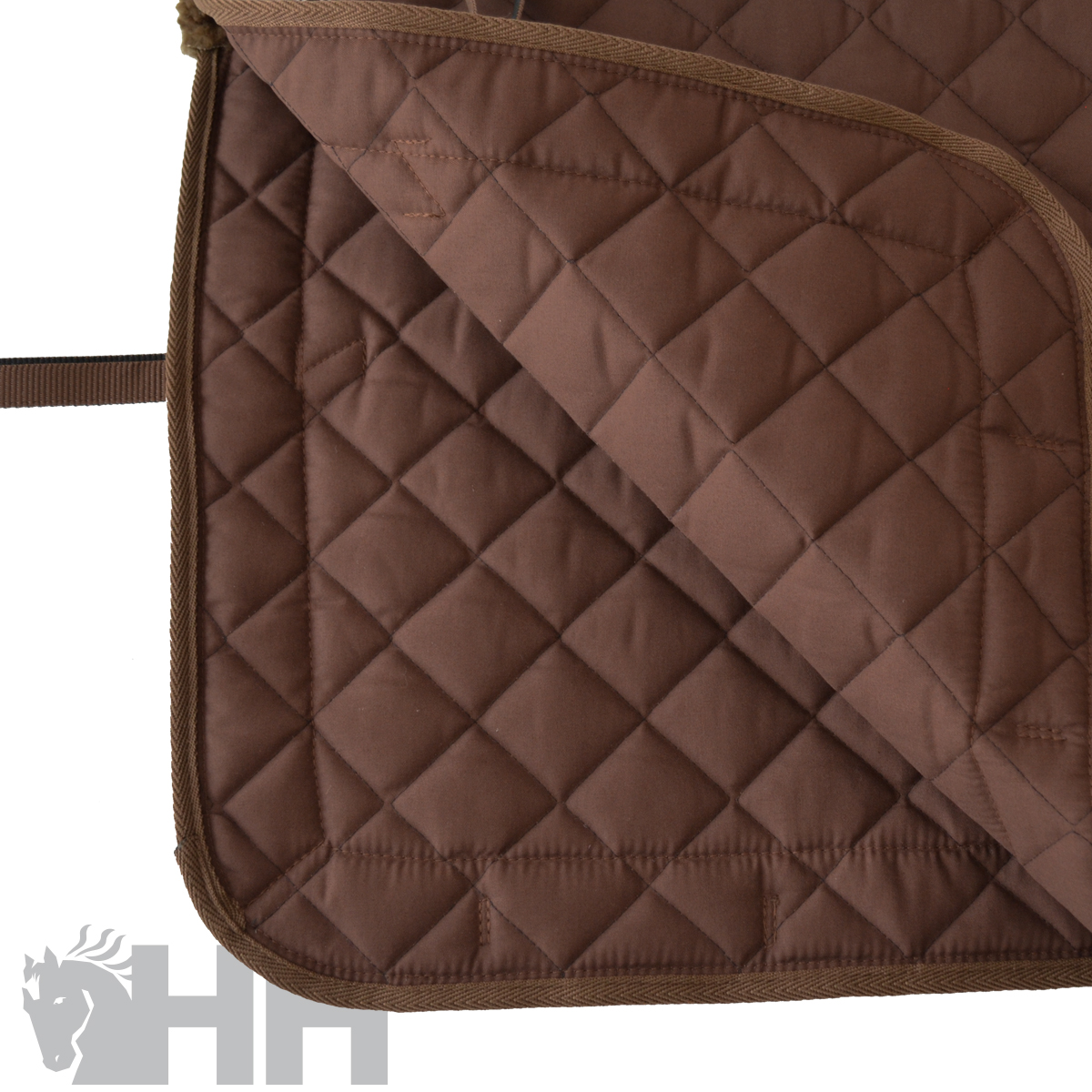 Tapete acolchoado castanho para cavalo com padrão de losangos e bordas reforçadas