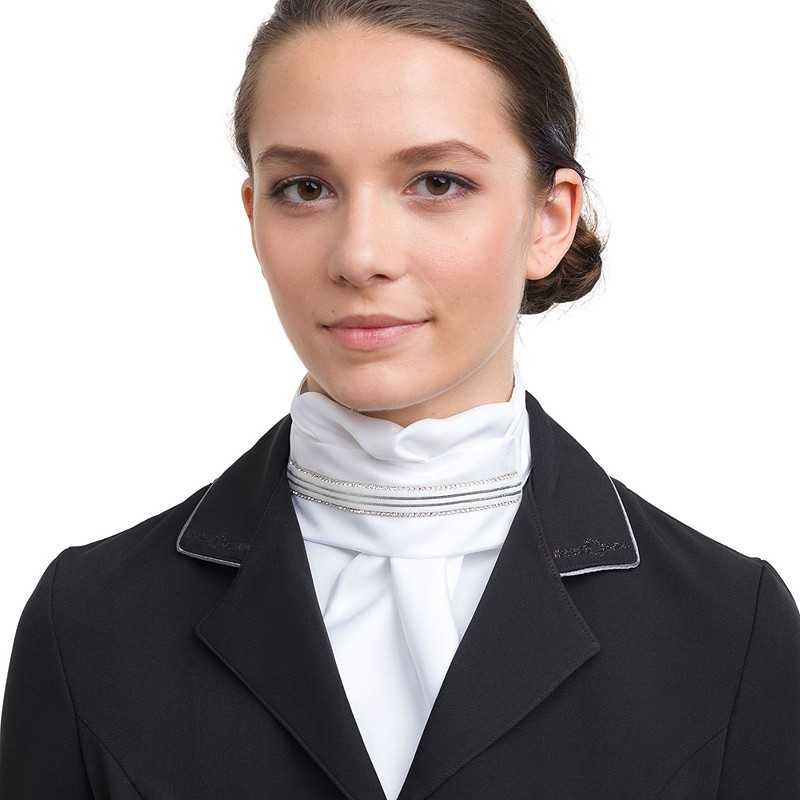 Casaco preto com camisa branca de gola alta com detalhes prateados, fundo branco.