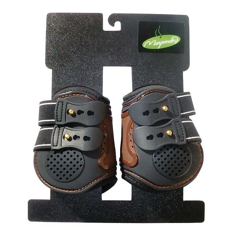 botas protetoras para cavalo castanhas e pretas com correias numa base preta