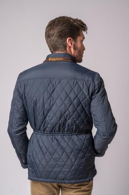 Casaco masculino acolchoado azul com padrão de losangos e gola castanha com inscrição dourada