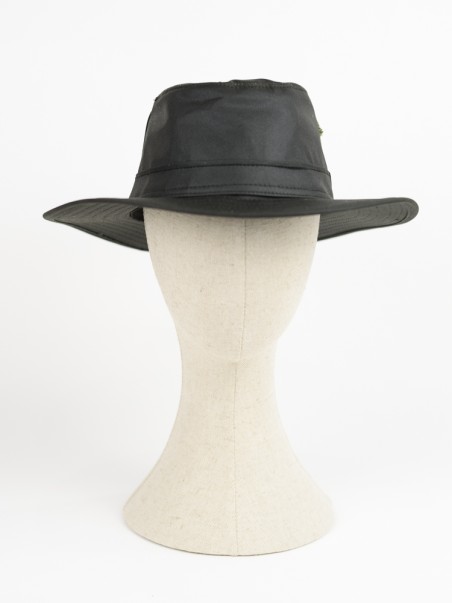 Chapéu preto de aba larga em manequim bege sobre fundo branco