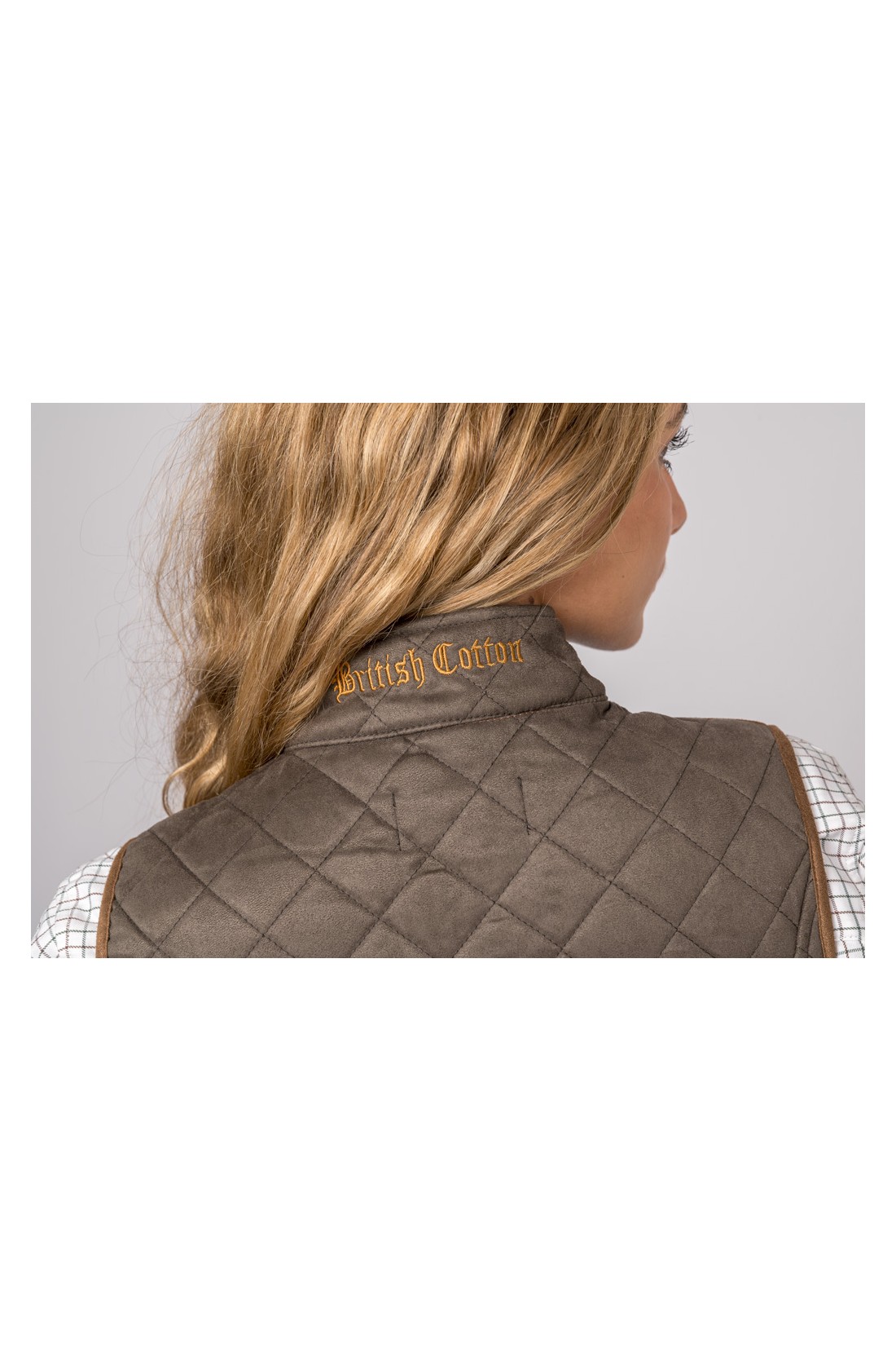 Colete acolchoado cinza com bordado British Cotton no colarinho.