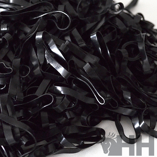 Ligas elásticas finas e pretas sobre superfície branca