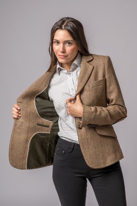 Mulher a mostrar o interior de casaco xadrez bege e castanho com forro verde-oliva