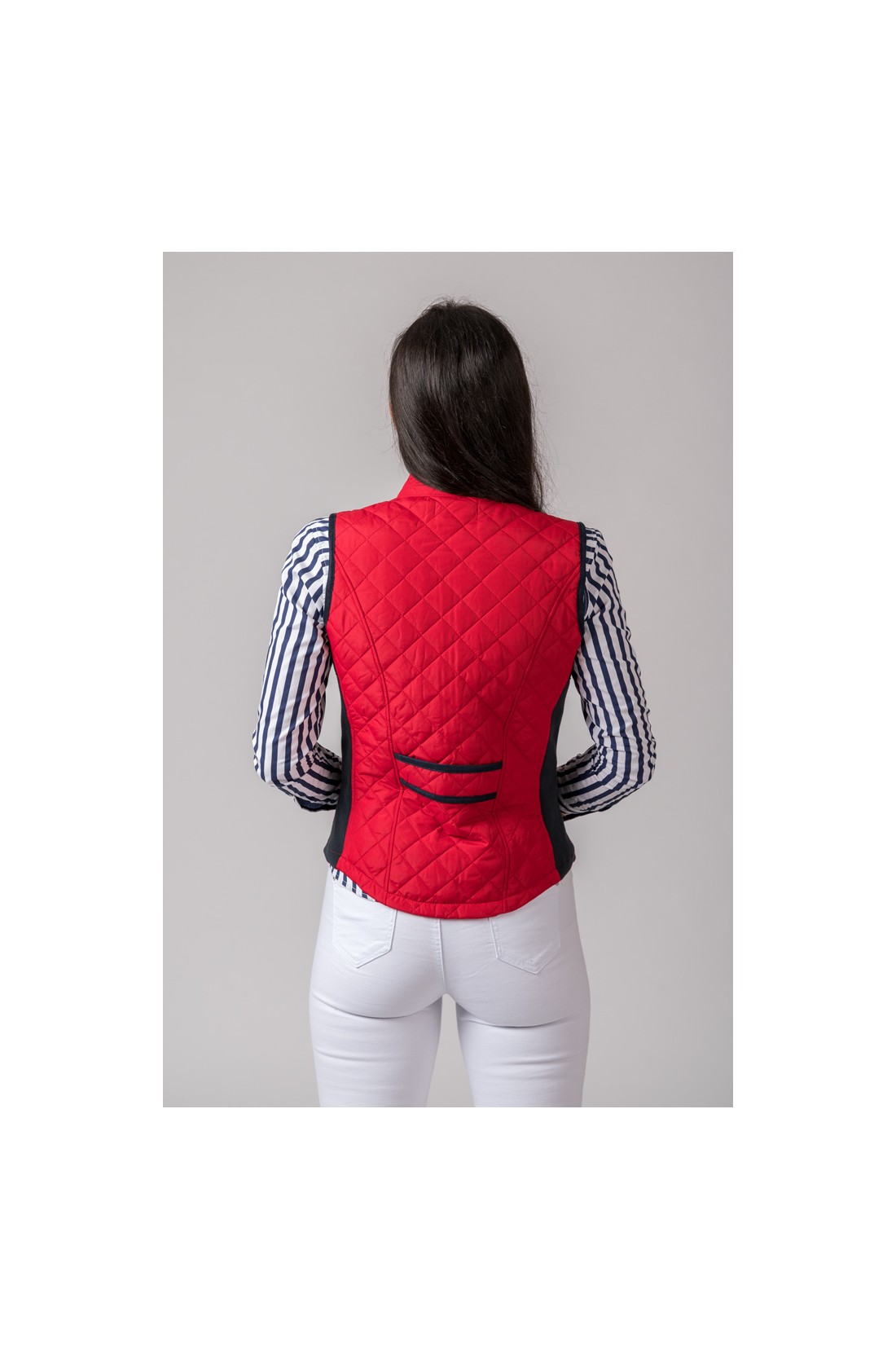 Colete feminino vermelho acolchoado com detalhes pretos visto de costas