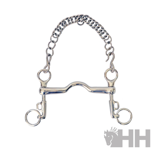 Embocadura metálica prateada com corrente para cavalo sobre fundo branco