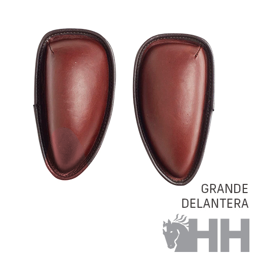 Protetores de canela em couro castanho com contorno preto e texto GRANDE DELANTERA