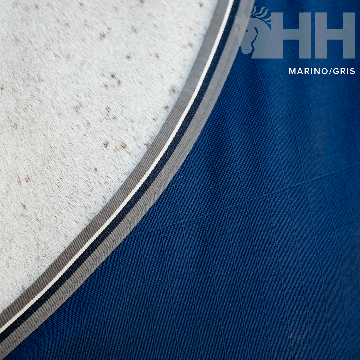 Detalhe de tecido em cinza e azul-marinho com texto HH MARINO/GRIS