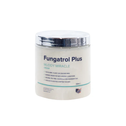 Frasco branco de creme Fungatrol Plus com tampa prateada