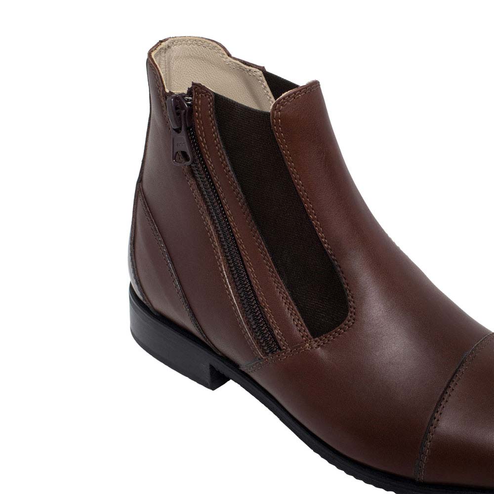 Botim masculino em pele castanha com fecho lateral e elástico preto