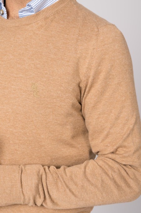 Camisola bege de malha com logo bordado e camisa azul com riscas brancas