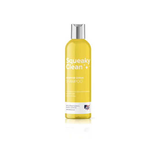 Frasco amarelo de shampoo Squeaky Clean Sensitive Citrus com tampa prata