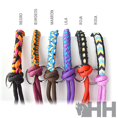 Seis pulseiras trançadas coloridas com argolas metálicas e etiquetas de cores