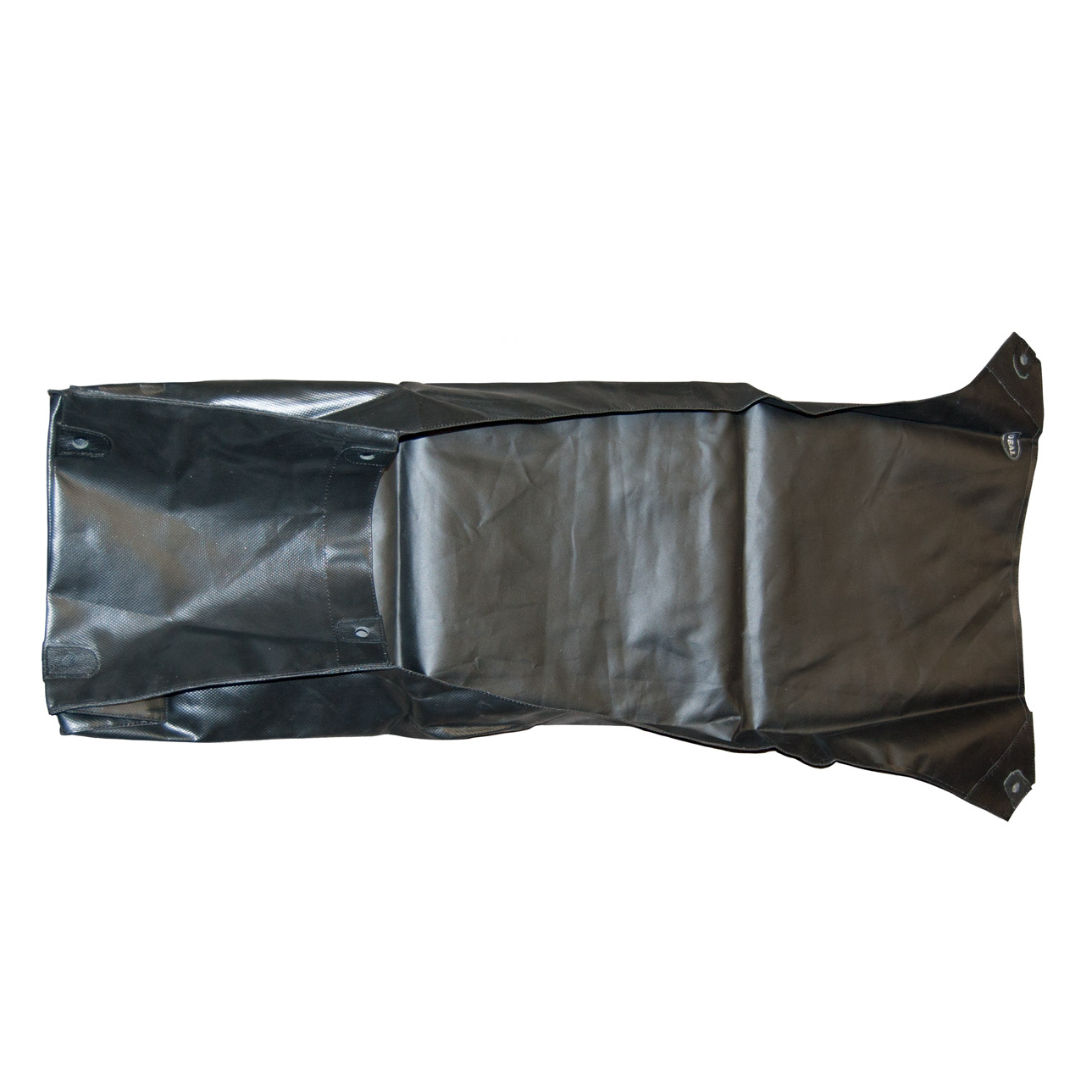 Material preto emborrachado com ilhós metálicos em quatro cantos sobre fundo branco