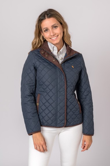 Casaco acolchoado feminino azul escuro com detalhes castanhos e camisa xadrez