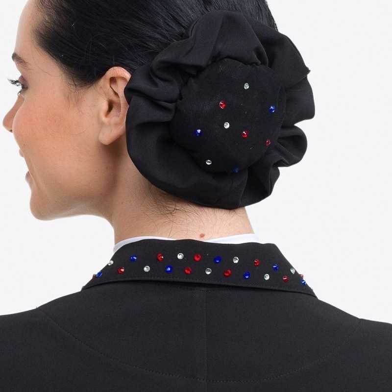 Elástico de cabelo preto com pedras brilhantes coloridas usado com casaco preto com colarinho decorado