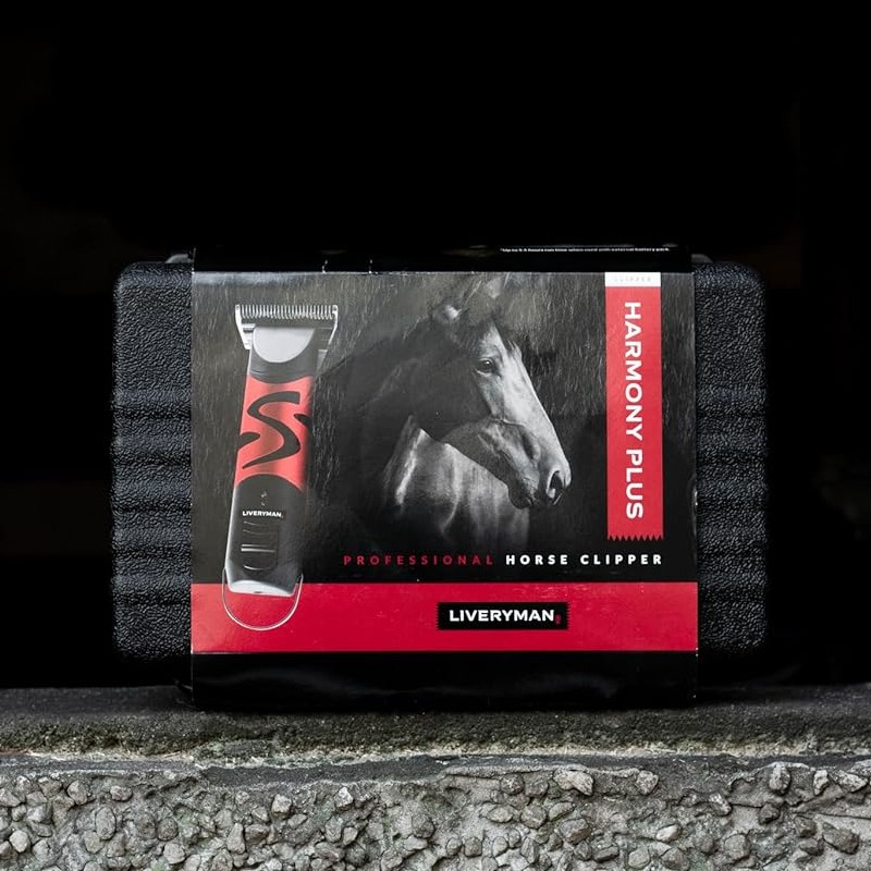 Caixa preta com máquina de tosquia para cavalos e texto promocional